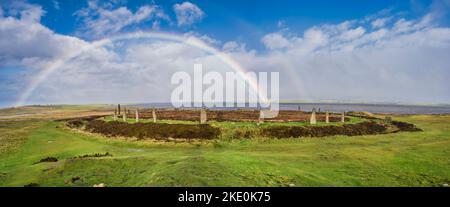 L'image est des pierres sur pied néolithique de 5000 ans connues sous le nom d'anneau de Brodgar près de Stenness sur l'île principale d'Orkney en Écosse Banque D'Images