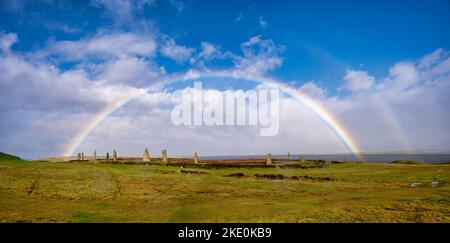 L'image est des pierres sur pied néolithique de 5000 ans connues sous le nom d'anneau de Brodgar près de Stenness sur l'île principale d'Orkney en Écosse Banque D'Images