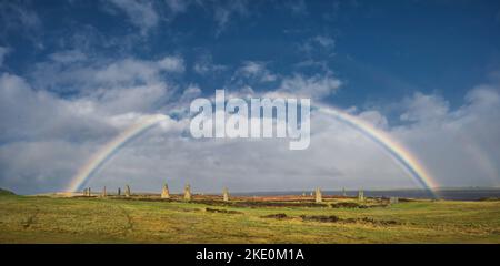 L'image est des pierres sur pied néolithique de 5000 ans connues sous le nom d'anneau de Brodgar près de Stenness sur l'île principale d'Orkney en Écosse Banque D'Images