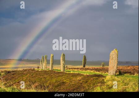 L'image est des pierres sur pied néolithique de 5000 ans connues sous le nom d'anneau de Brodgar près de Stenness sur l'île principale d'Orkney en Écosse Banque D'Images