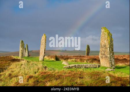 L'image est des pierres sur pied néolithique de 5000 ans connues sous le nom d'anneau de Brodgar près de Stenness sur l'île principale d'Orkney en Écosse Banque D'Images