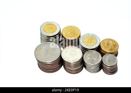 Pièces égyptiennes et américaines en piles de 1 EGP LE une livre, cinquante piasters, un demi-dollar 50 cents, 25 cents quarts, dix cents 10 cents et cinq cents, Banque D'Images