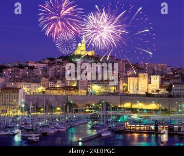 VIEUX PORT ET NOTRE DAME DE LA GARDE CATHÉDRALE MARSEILLE BOUCHES DU RHÔNE FRANCE Banque D'Images