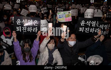 Séoul, Corée du Sud. 5th novembre 2022. Les citoyens sud-coréens tiennent un hommage aux victimes de la catastrophe d'Itaewon lors du festival d'Halloween à Séoul en Corée du Sud sur 5 novembre 2022. (Photo de Lee Young-ho/Sipa USA) crédit: SIPA USA/Alay Live News Banque D'Images