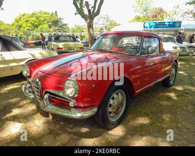 Vieux sport rouge 1961 Alfa Romeo Giulietta Spider roadster dans un parc. Nature, arbres. Autoclasica 2022 Classic car show. Banque D'Images