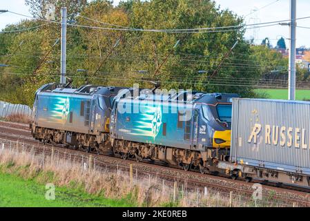 Deux locomotives électriques de transport de classe 88 nommées Prométhée ( à gauche ) et Diana de Direct Rai Serices tractant à Winwick. Banque D'Images