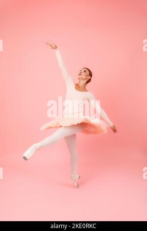 Femme pratiquant la danse de ballet Banque D'Images
