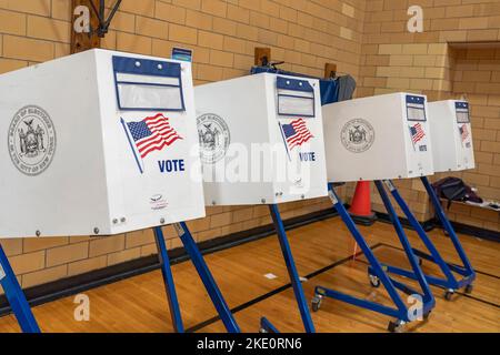 New York, États-Unis. 08th novembre 2022. Cabines de protection de la vie privée vues pendant le jour de l'élection au PS 171 dans le quartier Queens de New York. Après des mois de campagne électorale, les Américains votent aux élections de mi-mandat pour décider de la proximité de la race dans tout le pays. (Photo par Ron Adar/SOPA Images/Sipa USA) crédit: SIPA USA/Alay Live News Banque D'Images