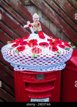 Troon, Royaume-Uni. 09th novembre 2022. Crochet décoratif pour le jour du souvenir représentant un soldat, une croix et des coquelicots est apparu sur la boîte postale à long Drive, Barassie, Troon, Ayrshire, Écosse, Crédit au Royaume-Uni : Findlay/Alay Live News Banque D'Images