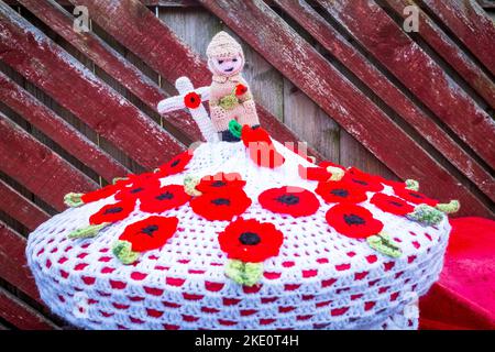 Troon, Royaume-Uni. 09th novembre 2022. Crochet décoratif pour le jour du souvenir représentant un soldat, une croix et des coquelicots est apparu sur la boîte postale à long Drive, Barassie, Troon, Ayrshire, Écosse, Crédit au Royaume-Uni : Findlay/Alay Live News Banque D'Images