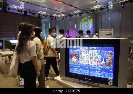 Visiteurs jouant à un jeu de télévision classique à RETRO.HK Gaming Expo 2022 à l'Université Hang Seng de Hong Kong à Sha Tin. 28OCT22 SCMP/Edmond SO Banque D'Images