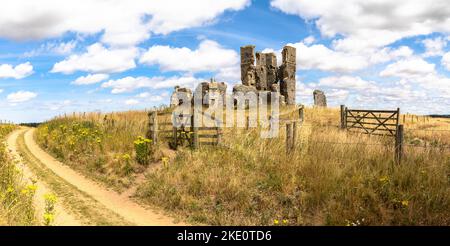 Bawsey ruines lors d'une journée chaude sèche en juillet. Les ruines sont de l'église Saint-jacques construite au début et au milieu du 12th siècle l'église est seulement bâtiment sur Banque D'Images