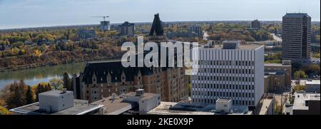 Photo panoramique d'une rivière, de bâtiments denses et d'arbres à l'automne, Saskatoon, Canada Banque D'Images