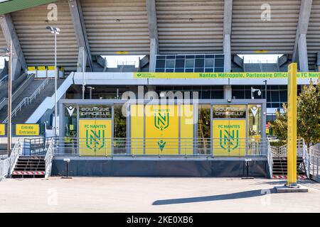 Vue de face du magasin officiel du club de football du FC Nantes à l'extérieur du stade de la Beaujoire à Nantes, France. Banque D'Images