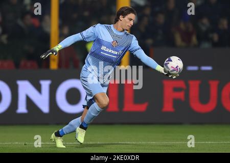 Cremona, Italie, 8th novembre 2022. Marco Carnesecchi des Etats-Unis Cremonese pendant la série Un match au Stadio Giovanni Zini, Cremona. Le crédit photo devrait se lire: Jonathan Moscrop / Sportimage Banque D'Images