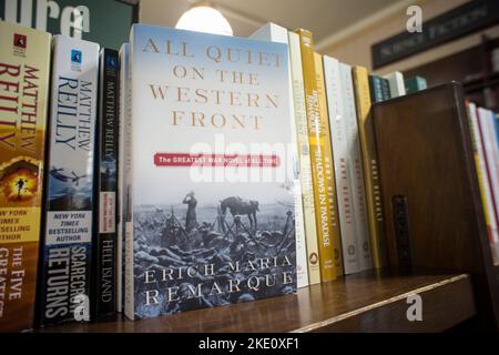 "Tout calme sur le front occidental" par Erich Maria Remarque est vu sur une étagère à New York mercredi, 15 janvier 2014. Le livre, considéré comme le plus grand roman anti-guerre de tous les temps, est réédité cette année, ainsi que d'autres WW1 livres, pour le 100th anniversaire de la première Guerre mondiale, la guerre pour mettre fin à toutes les guerres. La guerre a commencé 18 juillet 1914 et l'armistice de la guerre est entré en vigueur à l'heure 11th du 11th jour du 11th mois en 1918. (© Richard B. Levine) Banque D'Images