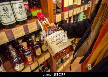 Un consommateur se prépare à acheter une bouteille de Mark bourbon dans un magasin de spiritueux à New York mardi, 14 janvier 2014. La société japonaise Suntory Holdings a proposé l'achat de Beam Inc., le fabricant de Jim Beam, Maker's Mark et d'autres liquidateurs, pour $16 milliards. Suntory est l'un des plus grands brasseurs japonais et l'achat, s'il est approuvé, ferait de la compagnie le troisième plus grand produit d'alcool derrière Diageo et Pernod Ricard. (© Richard B. Levine) Banque D'Images