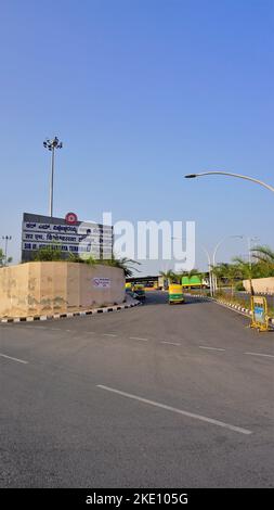 Bangalore,Karnataka,Inde-26 octobre 2022: Entrée avec panneau d'affichage de Sir M Visvesvaraya terminal SMVB est la gare indienne située dans l'I situé Banque D'Images