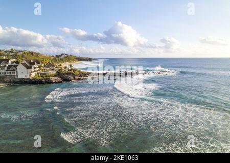 Une vue aérienne de la plage de Boucan-Canot à l'ouest de l'île de la Réunion par une journée ensoleillée Banque D'Images