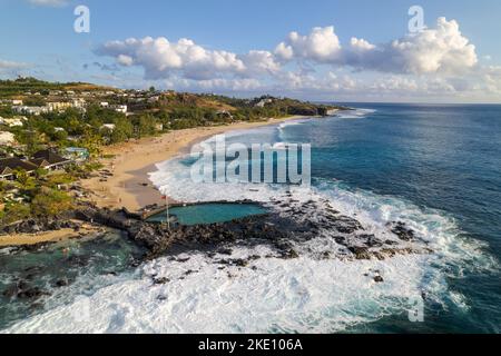 Une vue aérienne de la plage de Boucan-Canot à l'ouest de l'île de la Réunion par une journée ensoleillée Banque D'Images