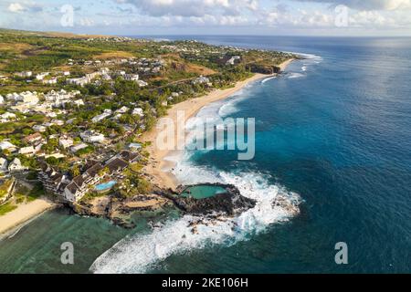 Une vue aérienne de la plage de Boucan-Canot à l'ouest de l'île de la Réunion par une journée ensoleillée Banque D'Images