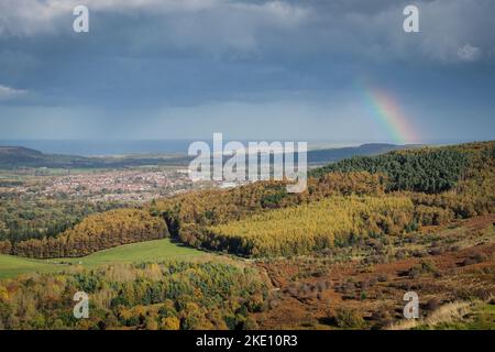 Vue depuis la garniture aux baies de Roseberry avec arc-en-ciel sur Guisborough, North York Moors Banque D'Images