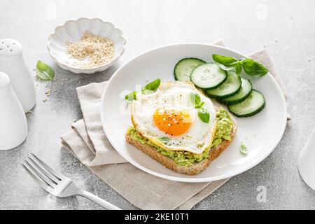 Pain grillé à l'avocat avec œuf frit pour le petit déjeuner, aliments sains Banque D'Images
