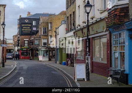 Scène de rue et signalisation d'affaires locales sur Market Street dans la vieille ville de Margate en hiver. Banque D'Images