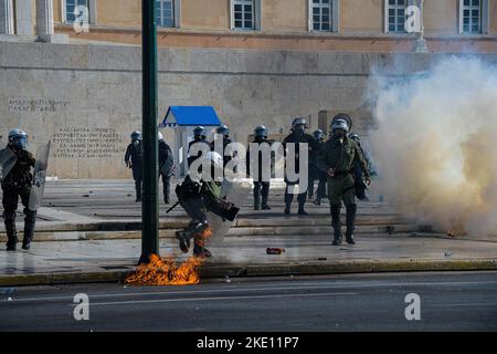 Athènes, Grèce. 09th novembre 2022. La police anti-émeute lance des canisters de gaz à gaz aux manifestants de la place Syntagma pendant la manifestation. Les anarchistes s'opposent à la police anti-émeute devant le Parlement grec lors d'une grève nationale des travailleurs. Crédit : SOPA Images Limited/Alamy Live News Banque D'Images