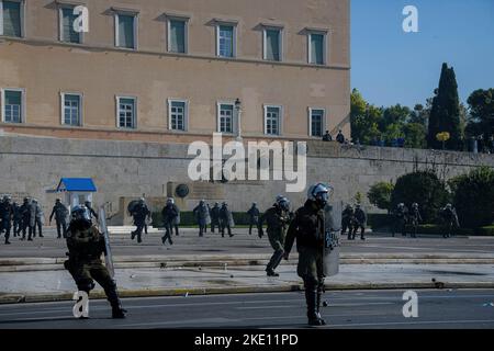 Athènes, Grèce. 09th novembre 2022. La police anti-émeute lance des canisters de gaz à gaz aux manifestants sur la place Syntagma pendant la manifestation. Les anarchistes s'opposent à la police anti-émeute devant le Parlement grec lors d'une grève nationale des travailleurs. Crédit : SOPA Images Limited/Alamy Live News Banque D'Images