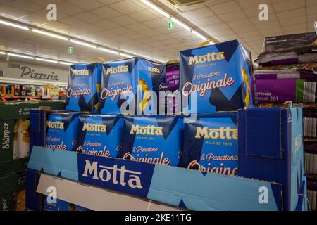 Fossano, Cuneo, Italie - 11 novembre 2022: Packs de panettone Motta en vente dans le magasin à prix réduit italien Lild, Motta est une marque historique de panettone fr Banque D'Images