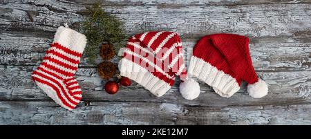 chapeau de noël et chaussette décorative tricotée en laine sur fond rustique Banque D'Images