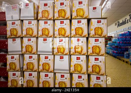 Fossano, Italie - 11 novembre 2022: Pile de paquets de panettone classico à vendre dans le magasin de rabais italien Lild, panettone est un gâteau de dessert italien Banque D'Images