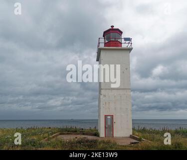 La tour lumineuse est située sur l'île Caribou, en Nouvelle-Écosse, au Canada. Une structure carrée en béton. Banque D'Images