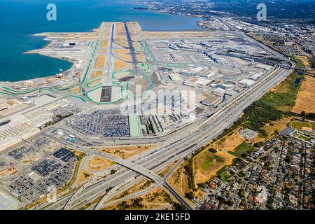 Antenne de l'aéroport international de San Francisco - pistes SFO Banque D'Images