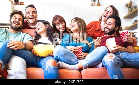 Les jeunes amis s'amusent vraiment à la maison en regardant un film sur Smart tv - concept de style de vie confortable avec des gens heureux se détendre sur un canapé-lit manger Banque D'Images