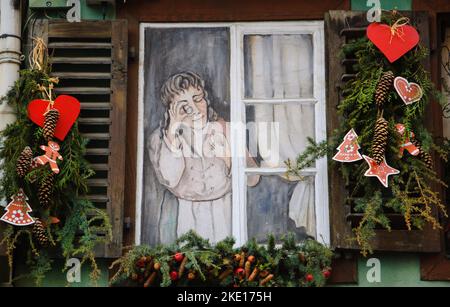 SELESTAT, FRANCE - 20 DÉCEMBRE 2015 : décoration de Noël des maisons à Selestat. Selestat avec ses belles maisons peintes est situé en Alsace. Banque D'Images