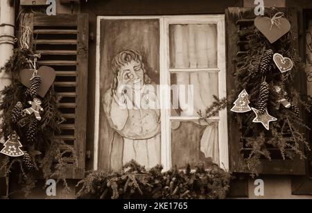 SELESTAT, FRANCE - 20 DÉCEMBRE 2015 : décoration de Noël des maisons à Selestat. Selestat avec ses belles maisons peintes est situé en Alsace. Banque D'Images