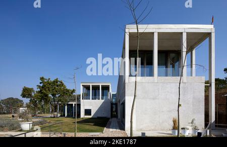 Vue extérieure globale. Lake House, Udaipur, Inde. Architecte: Matra Architects , 2020. Banque D'Images