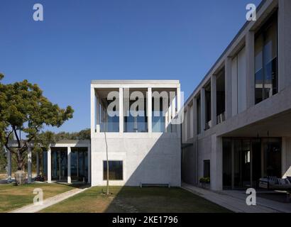 Vue extérieure globale. Lake House, Udaipur, Inde. Architecte: Matra Architects , 2020. Banque D'Images