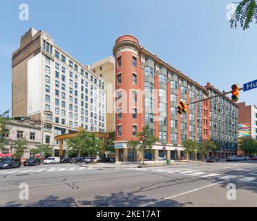 Huron Square (bâtiment blanc à gauche) et les appartements Osborne en brique rouge sont commercialisés conjointement. Banque D'Images