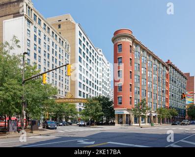 Huron Square (bâtiment blanc à gauche) et les appartements Osborne en brique rouge sont commercialisés conjointement. Banque D'Images