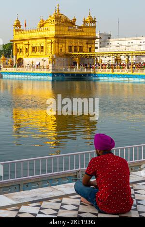 Un homme dans un turban sikh faisant face au Temple d'Or à Amritsar Inde Banque D'Images