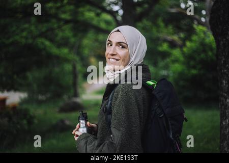 Portrait d'une femme souriante en randonnée hijab le week-end Banque D'Images