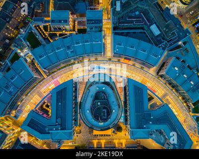Vue aérienne depuis un drone au crépuscule du nouveau quartier commercial et résidentiel de St James à Édimbourg, en Écosse, au Royaume-Uni Banque D'Images
