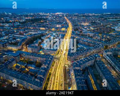 Vue aérienne depuis un drone au crépuscule de la ligne d'horizon d'Édimbourg en regardant Leith Walk, Édimbourg, Écosse, Royaume-Uni Banque D'Images