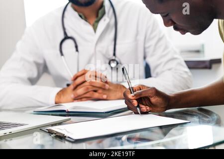 médecin et patient masculin parlant à la consultation de bureau pour un traitement ultérieur Banque D'Images