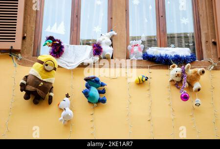 SELESTAT, FRANCE - 20 DÉCEMBRE 2015 : Minion Stuart, Stitch et d'autres personnages d'animation drôles dans le cadre de la décoration de Noël à Selestat. Banque D'Images