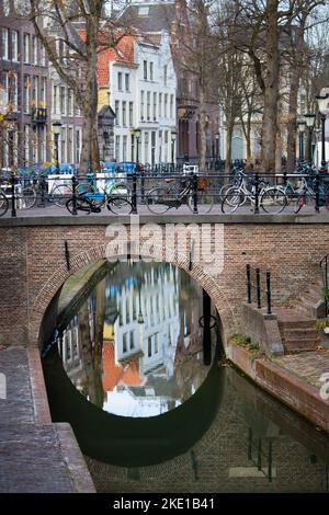 Pont à vélo au-dessus d'un canal dans le centre historique d'Utrecht, aux pays-Bas Banque D'Images