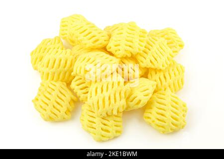 Pile de collations salées sur fond blanc. Apéritif léger et croustillant Banque D'Images